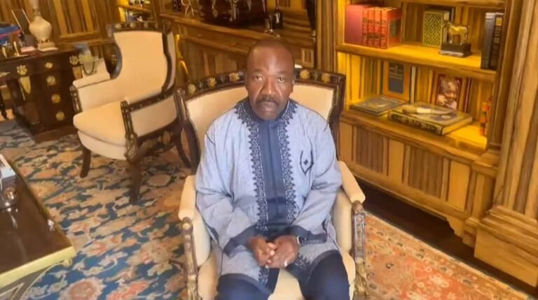 Gabon : Victime d’un coup d’État, Ali Bongo crie au secours, 7 de ses proches déjà aux arrêts (vidéo)