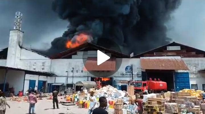 Flash – Kinshasa : un incendie ravage les entrepôts de la société Plastico Do Sol à Limete (vidéo)