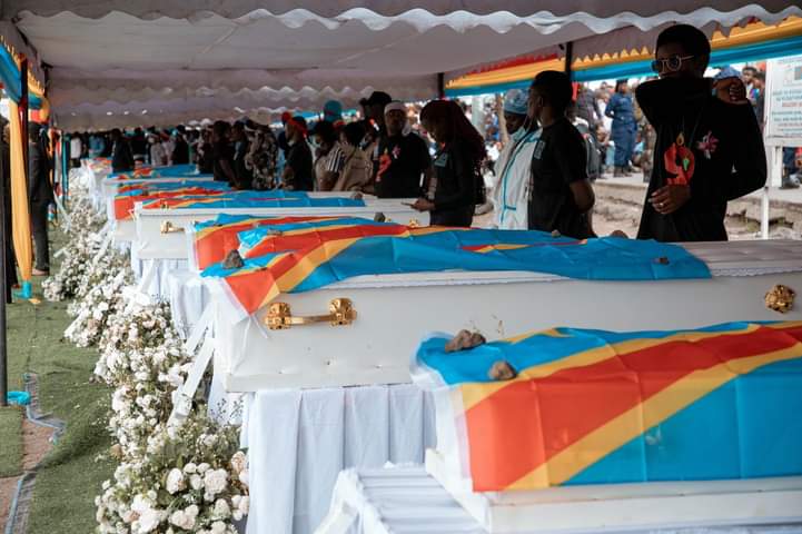 Bombardement de 35 Congolais dans un camp de déplacés à Goma : Félix Tshisekedi a suivi la cérémonie d’inhumation des victimes à la radio et à la télévision